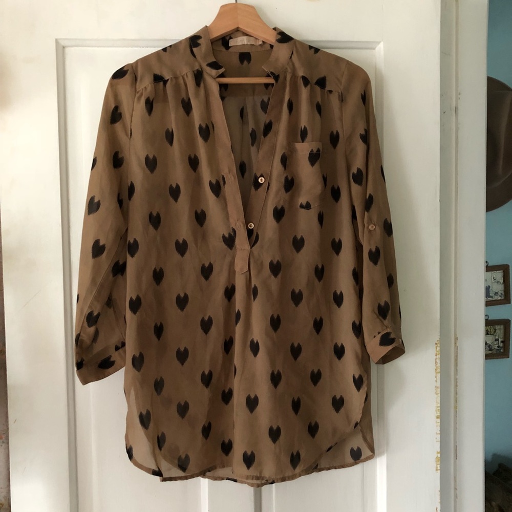 Super cute tan tunic with black hearts!